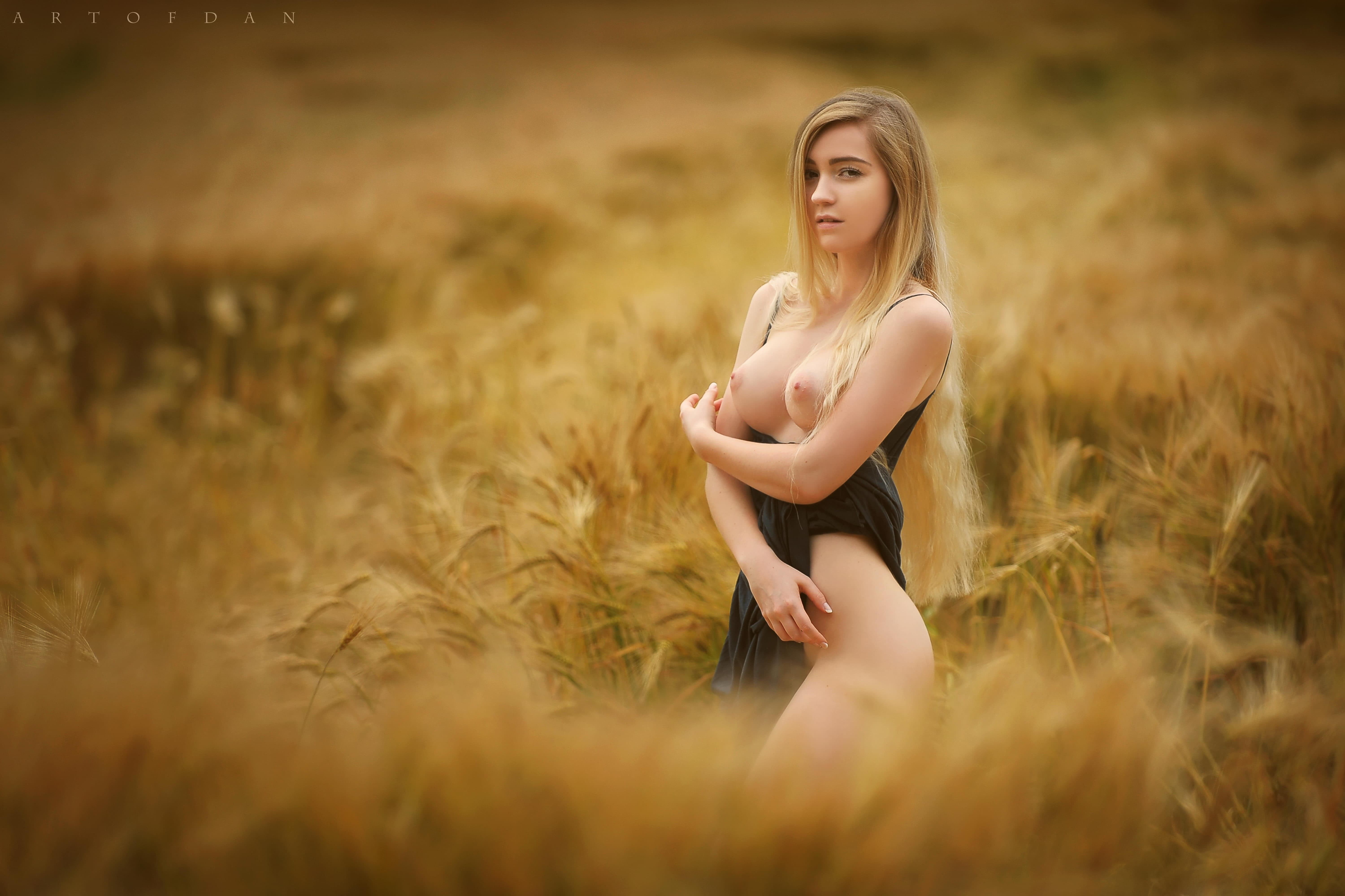Эротические фото блондинки с маленькой грудью в поле