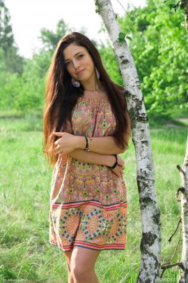 Голая русская девушка на траве под берёзой