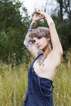Худышка в татуировках сняла платье на природе