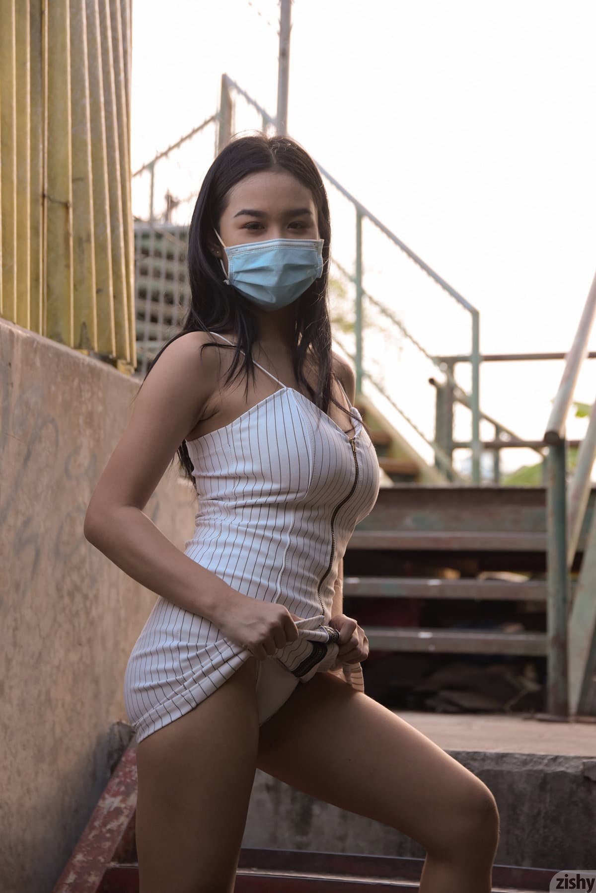 Грудастая азиатка в маске оголяется на улице - фото