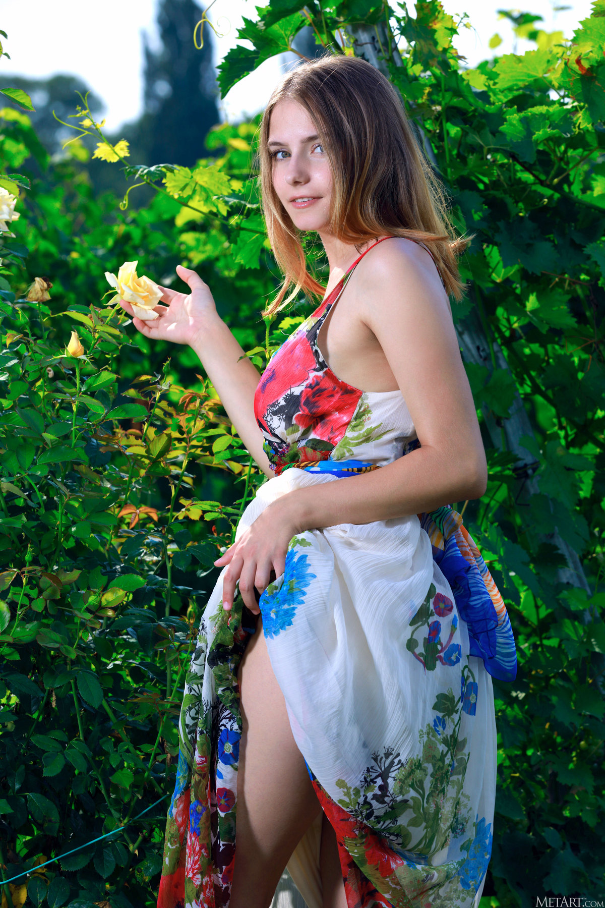 Голая девушка с сочными сосками прячется в саду - фото