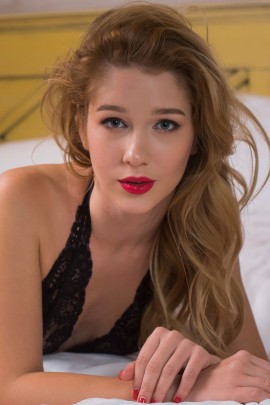 Голая блондиночка с волосатым лобком на кровати