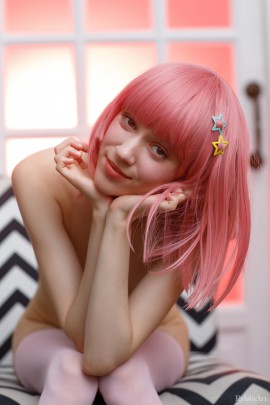 Детка с розовыми волосами в чулках