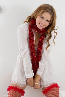 Красивая детка позирует в трусиках и чулках