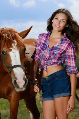 Девка в шортах разделась перед лошадью