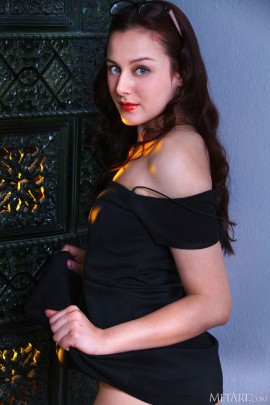 Голая баба демонстрирует темную письку