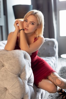 Сексуальная блондинка оголила тело с татуировками