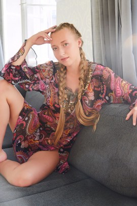 Аппетитная телка без трусов показала красивую писю