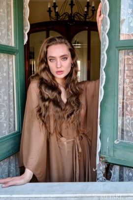 Голая дамочка с темной пиздой позирует в постели