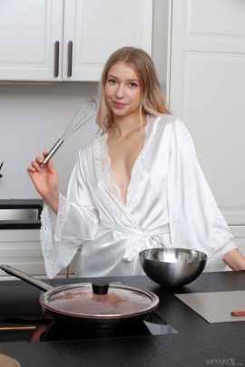 Развратная жёнушка готовит завтрак без одежды