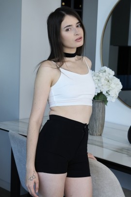 Брюнетка раскрыла бритую пизду крупным планом